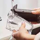 LatteGo tīrīšana ir nepārspējami vienkārša — tikai 2 detaļas un nevienas caurules LatteGo tīrīšana ir nepārspējami vienkārša — tikai 2 detaļas un nevienas caurules